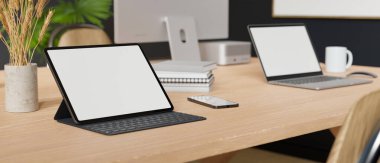 Ofiste, portatif tablet beyaz ekran modeli, akıllı telefon, dizüstü bilgisayar ve ahşap masadaki malzemelerle modern çalışma alanı. 3d görüntüleme, 3d illüstrasyon