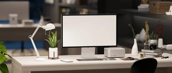现代写字台与电脑空白屏幕模型 办公用品和装饰的白色桌子 3D渲染 3D说明 — 图库照片