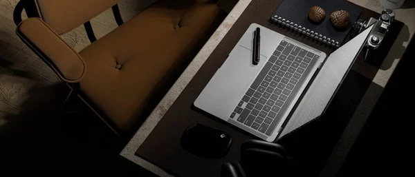 Overhead View Modern Hipster Male Workspace Portable Laptop Computer Headphone — ストック写真