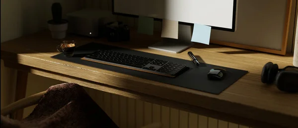 近景图像 现代工作空间与Pc计算机 键盘和配件木材桌子上的阳光透过窗户 3D渲染 3D说明 — 图库照片