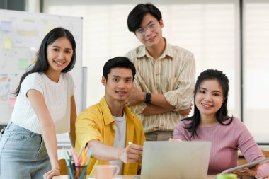 Asyalı genç başarılı iş adamlarının portresi ya da ofiste yeni başlayanlar grubu. Mutlu işçi konsepti