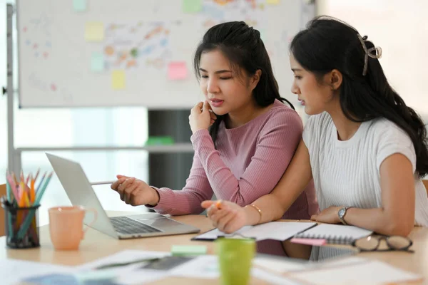 Två Attraktiva Asiatiska Unga Kvinnliga Högskolestudenter Som Gör Läxor Working — Stockfoto