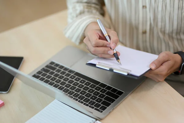 Großaufnahme Männlicher Büroangestellter Macht Notizen Auf Klemmbrett Während Die Informationen — Stockfoto