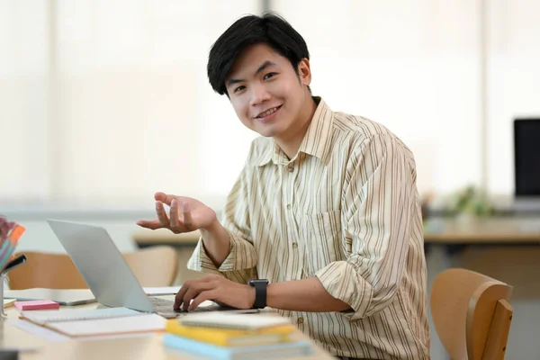 Ευτυχισμένος Και Χαμογελαστός Ασιάτης Νεαρός Επιχειρηματίας Που Κάθεται Στο Χώρο — Φωτογραφία Αρχείου