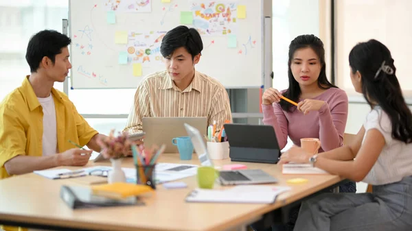 Equipo Marketing Asiático Teniendo Una Reunión Oficina Una Lluvia Ideas —  Fotos de Stock