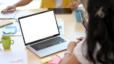 Yakın plan, arka plan resmi, laptopun beyaz ekran modeli toplantıda bir toplantı masasında..