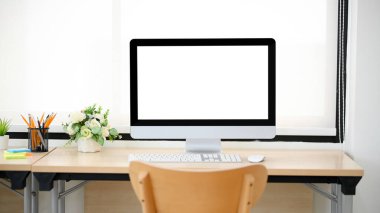 Parlak pencereye karşı grafiklerinizi görüntülemek için bilgisayar beyaz masaüstü modeliyle modern ofis masası