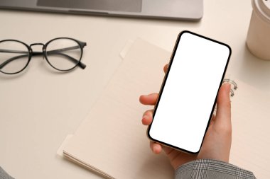 Yakın plan görüntü, akıllı telefon kullanan kadın eller, web sitesinden bilgi okumak ya da mobil uygulama kullanmak. Telefon beyaz ekran modeli.