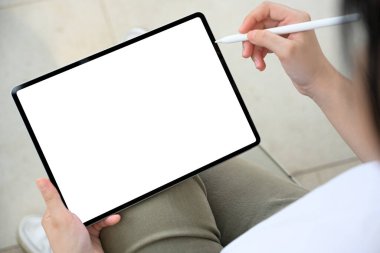 Yakın plan, stilus kalem tutan kadın, dijital tablet dokunmatik ped üzerinde çalışıyor. Tablet boş ekran modeli.