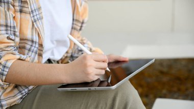 Kesilmiş resim, Scott tişörtlü hippi kadın serbest yazar tablet ekranda stilus kalemle resmini çiziyor ya da çiziyor..