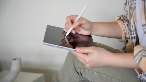 Close Female Freelancer Scott Shirt Remote Working Cafe Using Tablet — ストック写真