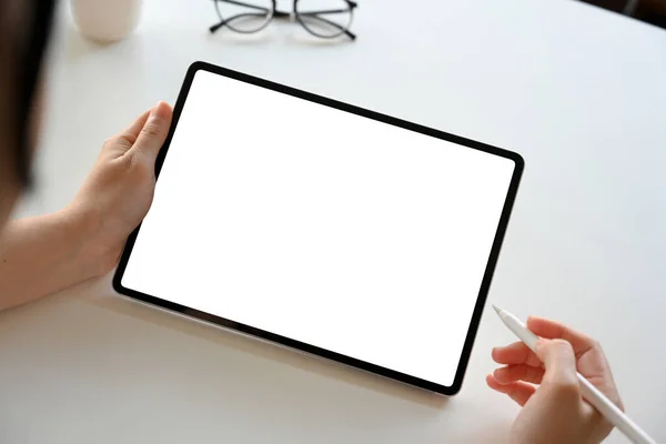 Imagem Close Designer Gráfica Feminina Usando Touchpad Tablet Digital Sua — Fotografia de Stock