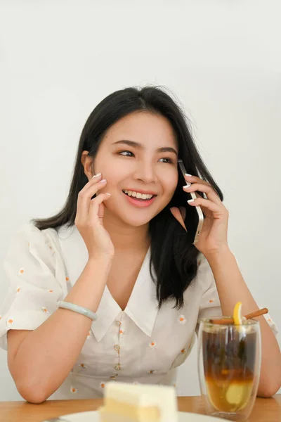 Portrait Charming Asian Girl Relaxes Enjoy Talking Phone Her Friends — Fotografia de Stock