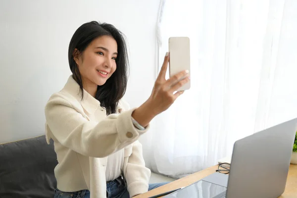 Piękna Elegancka Azjatka Zdalnie Pracująca Pięknej Kawiarni Robiąca Selfie Lub — Zdjęcie stockowe