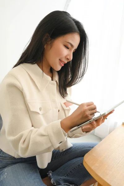 Portret Elegancka Tysiącletnia Azjatka Siedząca Komfortowej Przestrzeni Korzystająca Tabletu Cyfrowego — Zdjęcie stockowe