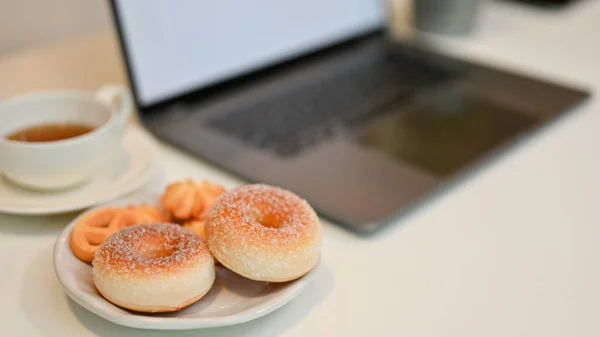 Κοντινή Εικόνα Ένα Πιάτο Νόστιμα Ντόνατς Στο Γραφείο Εργασίας Πρωινό — Φωτογραφία Αρχείου