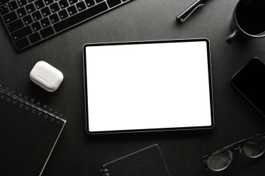Genel Görüntü, ofis aksesuarları ve dijital tablet beyaz ekran modeliyle modern siyah ofis masası arka planı.