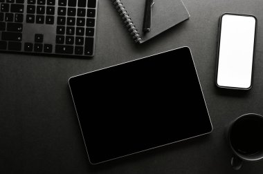 Klavye, aksesuarlar, akıllı telefon beyaz ekran modeli ve siyah ekranlı tablet siyah ekranlı minimal siyah ofis çalışma alanı arka planı.