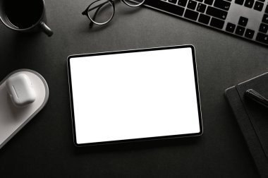 Klavye, gözlük, aksesuar ve siyah arkaplanda tablet boş ekran modeliyle modern siyah çalışma alanı kavramı. Hippi erkeklerin ofis masası. Üst görünüm, düz uzanma
