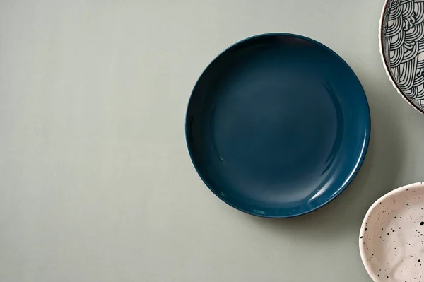 Minimal Κομψή Τραπεζαρία Ρύθμιση Τραπέζι Ελάχιστο Σκούρο Μπλε Πιάτο Και — Φωτογραφία Αρχείου