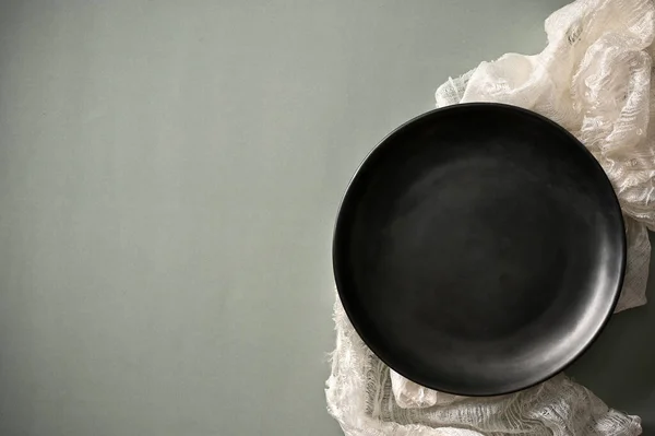 Leere Schwarze Keramikteller Attrappe Auf Einer Weißen Tischdecke Mit Platz — Stockfoto