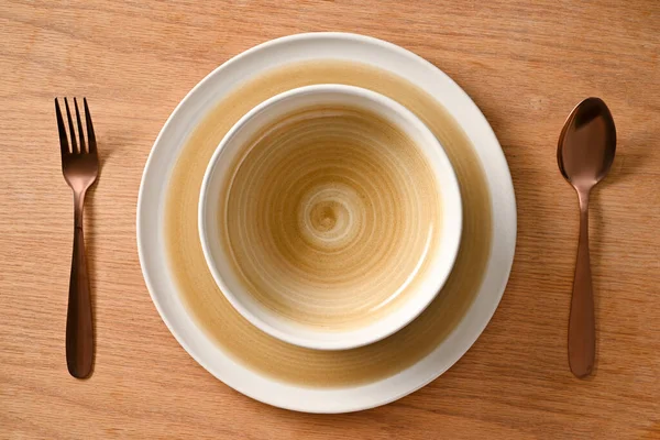 Minimalny Widok Stołu Jadalnego Minimalną Płytą Ceramiczną Miską Srebrem Drewnianym — Zdjęcie stockowe