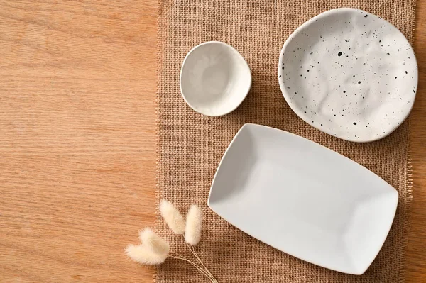 Overhead Shot Minimal Ceramic White Empty Plates Brown Place Mat — Fotografia de Stock