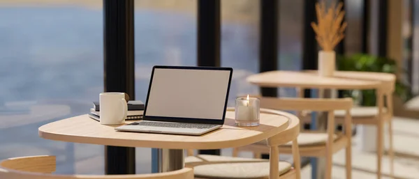 Moderne Coffeeshop Zitruimte Working Ruimte Interieur Met Laptop Mockup Koffiemok — Stockfoto
