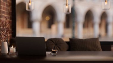 Lüks eski restoranlar ya da laptoplu kahve dükkanları, bir fincan kahve, aroma mumu, çiçek vazosu ve bulanık bina manzaralı koyu ahşap masa üzerindeki fotokopi alanı. 3d görüntüleme, 3d illüstrasyon