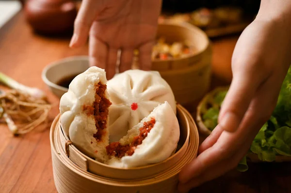 Female Hands Serving Delicious Steamed Pork Buns Bamboo Steamer Restaurant — Stok Foto