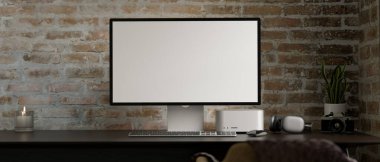 Grafiklerinizi göstermek için bilgisayar boş ekran modeli klasik tuğla duvarın üzerinde modern ofis çalışma alanında durmak. yakın plan, 3D görüntüleme, 3d illüstrasyon