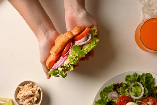 用健康的鸡角面包配以有机沙拉蔬菜和特殊酱汁的雌性手 — 图库照片