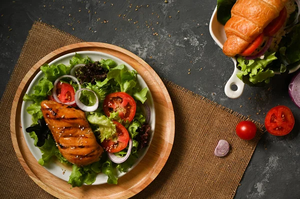 Sağlıklı diyet kahvaltısı ya da akşam yemeği menüsü. Üst manzara, ızgara tavuk göğsü ve taze organik salata sebzeleri..