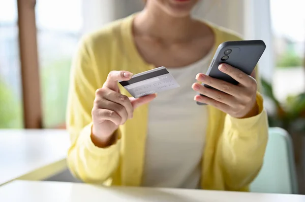 Beautiful Asian Young Woman Sits Her Workspace Holding Her Smartphone — Stock Photo, Image