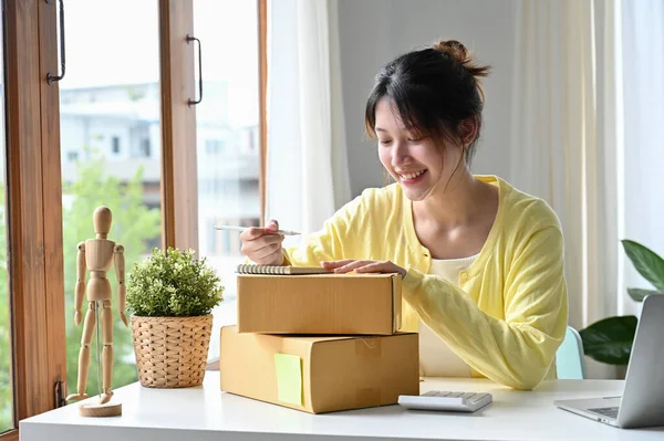 Attractive Asian Online Business Owner Woman Preparing Her Package Packing — стокове фото