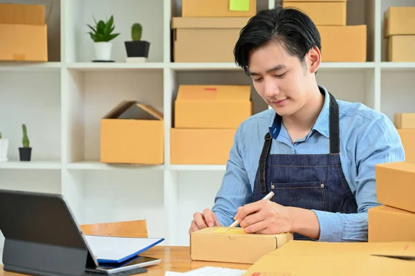 Hard Working Asian Young Man Packing Delivery Product Writing Customer — Foto de Stock
