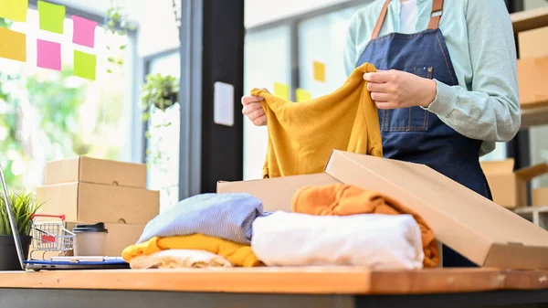 Kvinnliga Vikbara Kläder Förbereda Hennes Mode Produktpaket För Att Skicka — Stockfoto