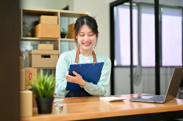 Beautiful Asian Young Woman Writing Something Clipboard Paper Her Store — Stock Fotó