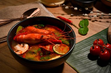 Tom Yam Kung, Tasty Thai baharatlı limon otu çorbası karides veya karides ile klasik yemek masasında.