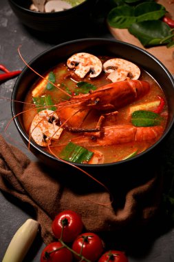 Baharatlı karides ya da karides ve biber ezmeli limon otu çorbası ve mantar. Tayland yemeği konsepti