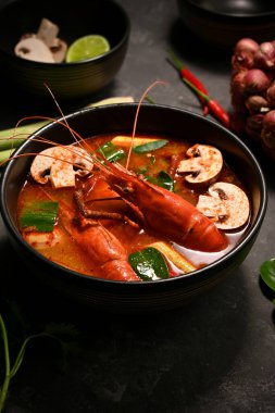 Lezzetli Tom Yam Kung veya Tayland baharatlı hindistan cevizi sütü çorbası ve karides. Ünlü Tayland yemekleri konsepti..