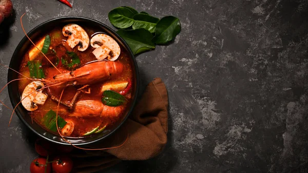 Tom Yam Kung Spicy Thai Soup Shrimps Stylish Dark Tabletop — 스톡 사진