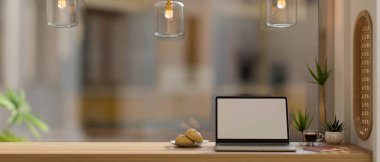 Minimum kahve masası oturma alanı dizüstü bilgisayar, fırın, kahve fincanı ve arka planda bulanık cam pencere üzerinden ahşap masadaki montaj için kopyalama alanı. 3d görüntüleme, 3d illüstrasyon