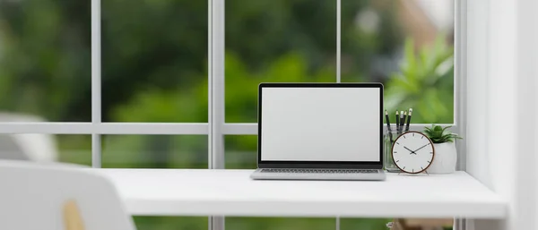 Μοντέρνο Μίνιμαλ Λευκό Χώρο Εργασίας Εσωτερικό Σχεδιασμό Laptop Λευκή Οθόνη — Φωτογραφία Αρχείου
