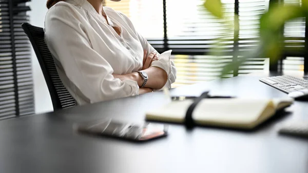 Thoughtful Businesswoman Sitting Arms Crossed Her Desk Pensive Thinking Her — 스톡 사진