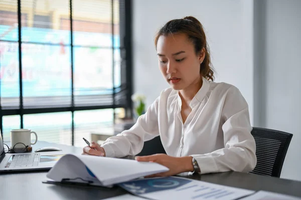 Concentrated Asian Businesswoman Sits Her Office Desk Working Financial Work — 스톡 사진