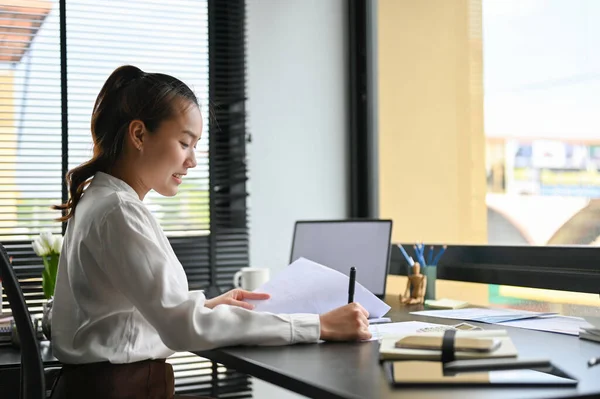 Joven Empresaria Asiática Confiada Empresaria Femenina Concentrada Trabajando Con Informe — Foto de Stock