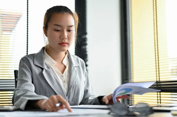 Millennial Asian Businesswoman Concentrates Her Work Assignment While Reviewing Financial — Zdjęcie stockowe