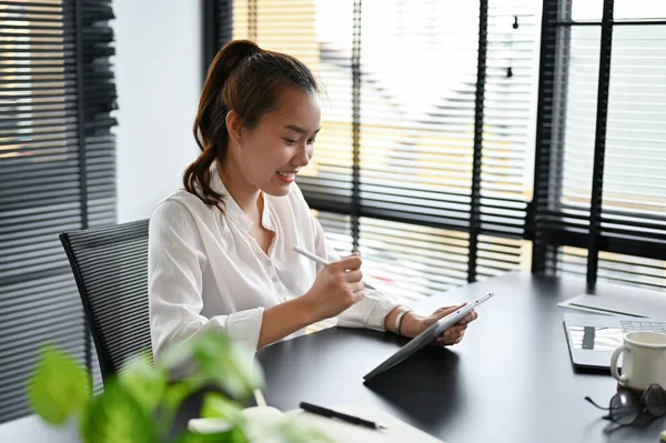 Happy Cheerful Asian Businesswoman Using Digital Tablet Touchpad Her Office — 스톡 사진
