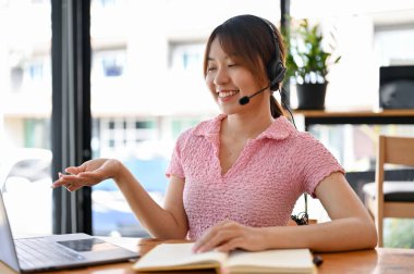 Güzel ve arkadaş canlısı Asyalı kadın dil öğretmeni ya da öğretmeninin öğrencilerine online olarak öğretmesi. Çevrimiçi sınıf, konferans, eğitim veya toplantı.